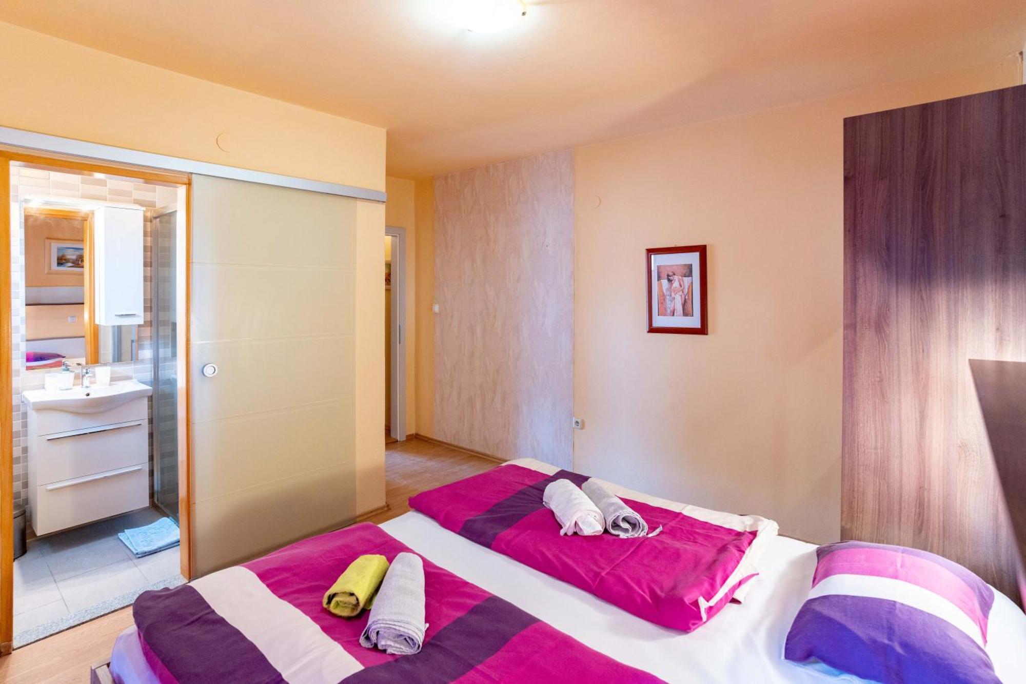 Guesthouse Mira Rab Town Rum bild